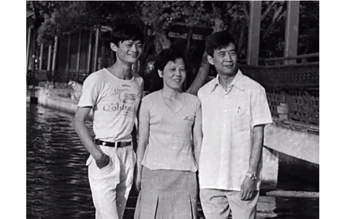 Jack Ma with his parents.